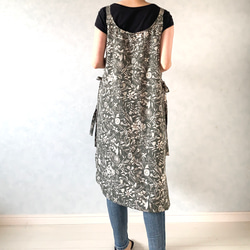 アンティークな雰囲気たっぷり。レトロな小花のスクエアエプロン 6枚目の画像