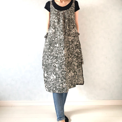 アンティークな雰囲気たっぷり。レトロな小花のスクエアエプロン 3枚目の画像