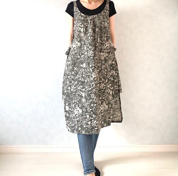 アンティークな雰囲気たっぷり。レトロな小花のスクエアエプロン 3枚目の画像
