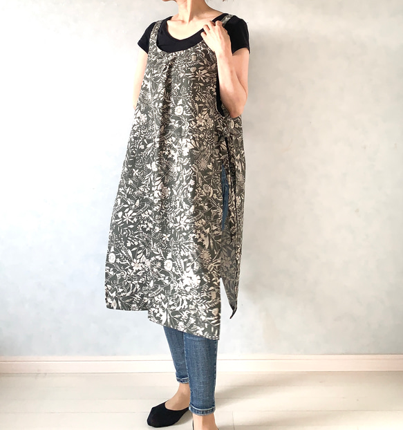 アンティークな雰囲気たっぷり。レトロな小花のスクエアエプロン 8枚目の画像