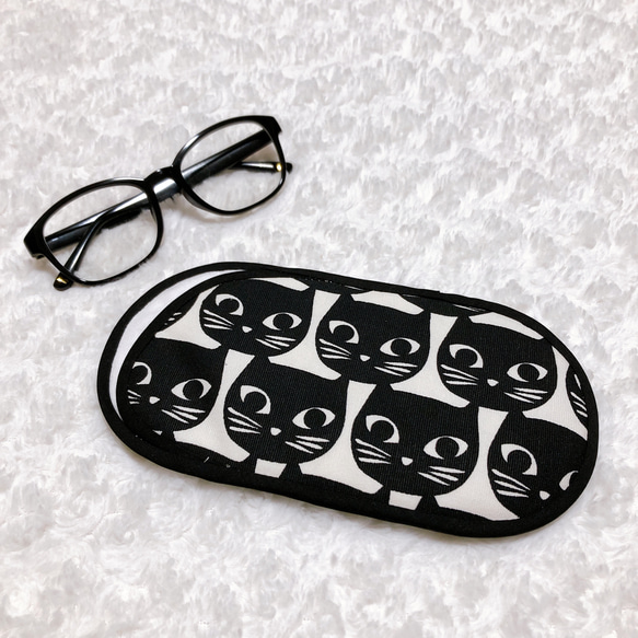 １５０６．大人可愛い　黒猫フェイス柄のメガネケース　マイクロファイバー使用スリムタイプ　再販１ 1枚目の画像