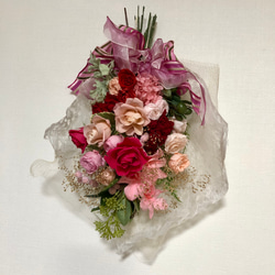 柔らかレッド系花束スワッグブーケ　プリザーブドフラワー 4枚目の画像