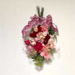 柔らかレッド系花束スワッグブーケ　プリザーブドフラワー 1枚目の画像