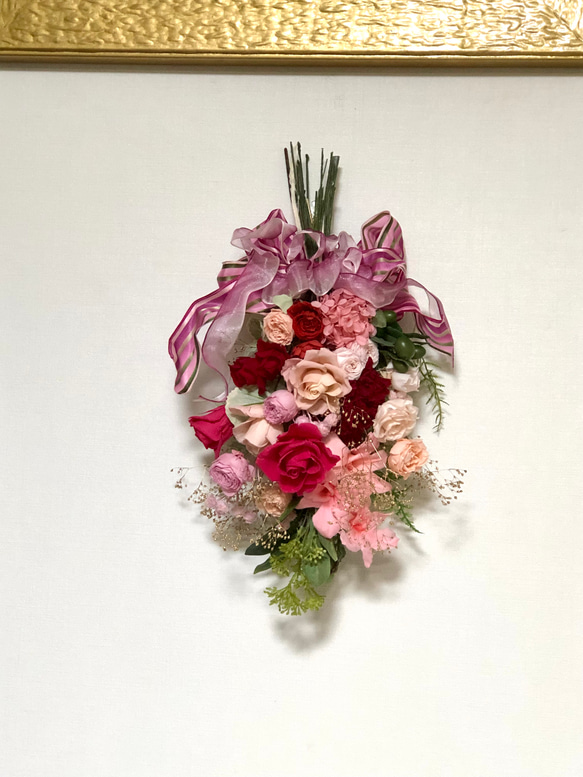 柔らかレッド系花束スワッグブーケ　プリザーブドフラワー 1枚目の画像