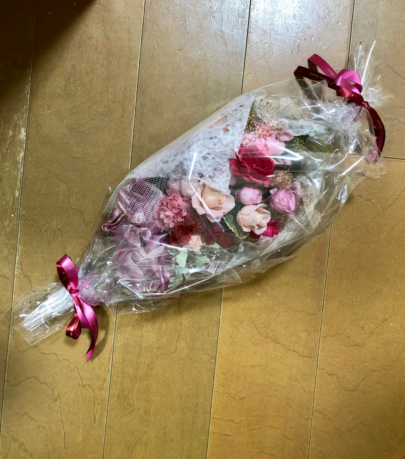 柔らかレッド系花束スワッグブーケ　プリザーブドフラワー 5枚目の画像