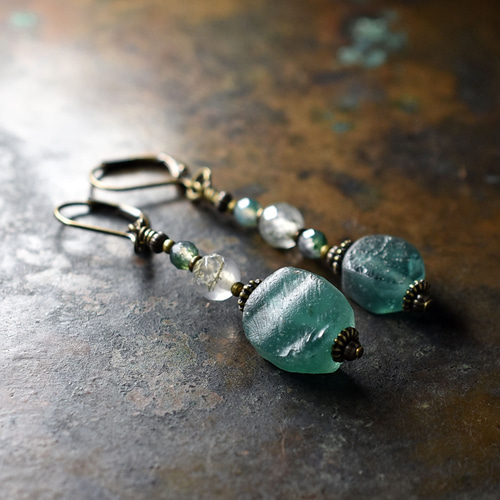 グリーンローマングラスとモスアゲートのアンシメトリーピアス ピアス  