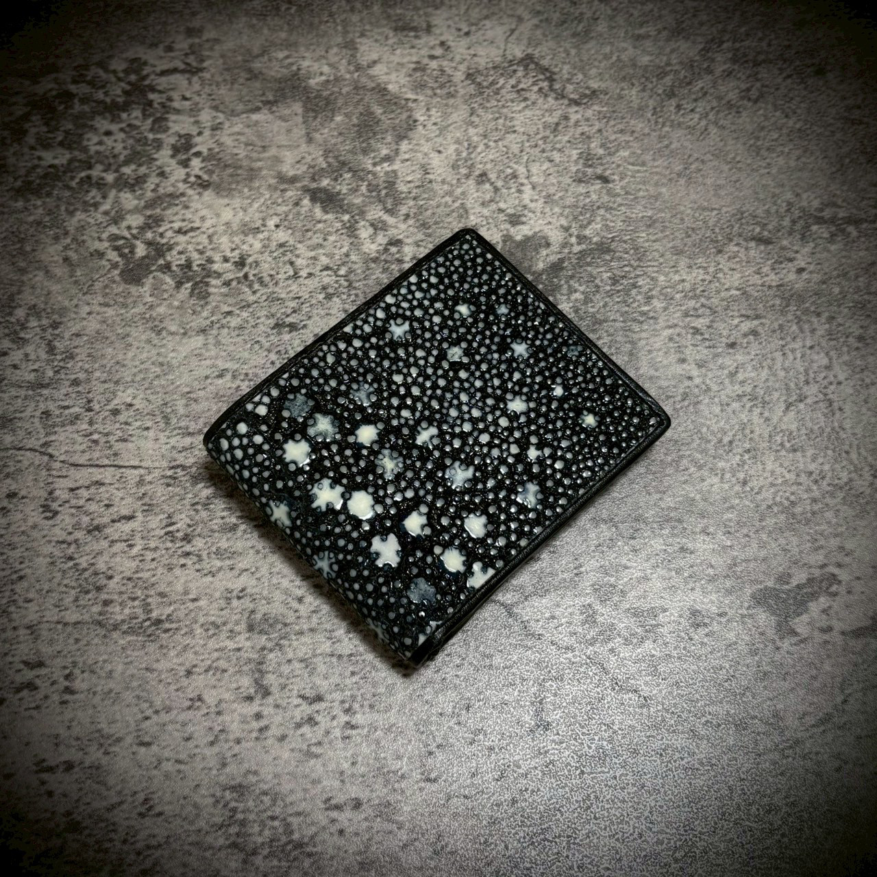 スタースティングレイ 二つ折り 財布 折財布 ガルーシャ カイラギ エイ革 ミニ財布 薄型 海の宝石 ブラック 黒