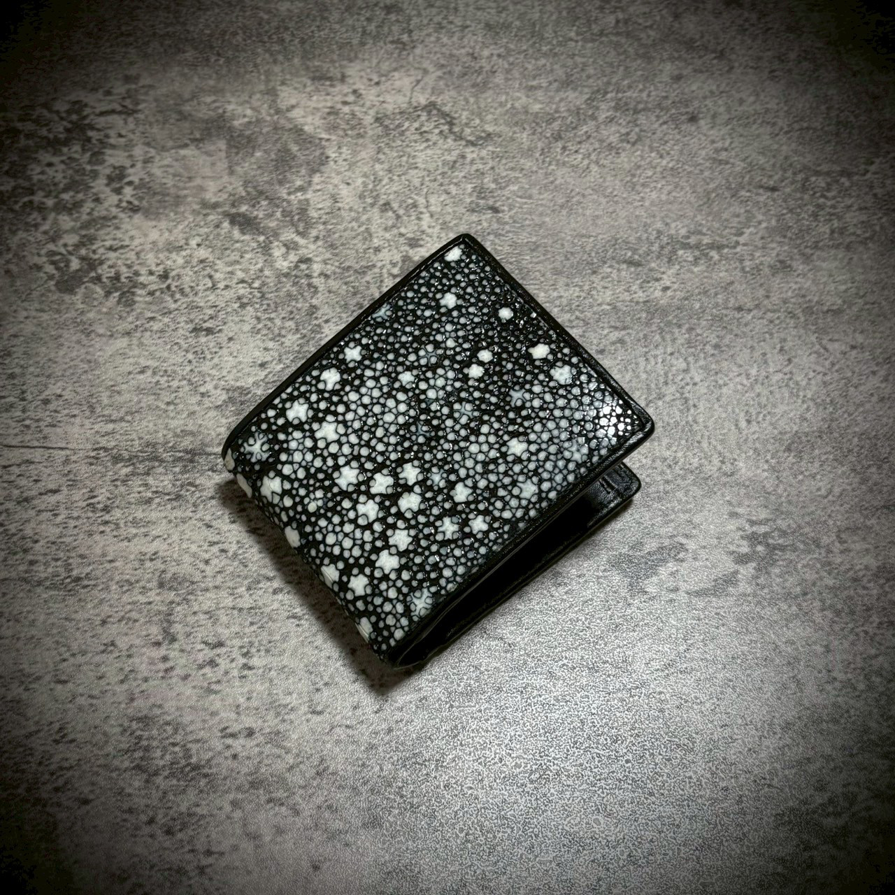 総手縫い スタースティングレイ 折財布 二つ折り ガルーシャ ブラック 黒 総手縫い スタースティングレイ 折財布 二つ折り ガルーシャ