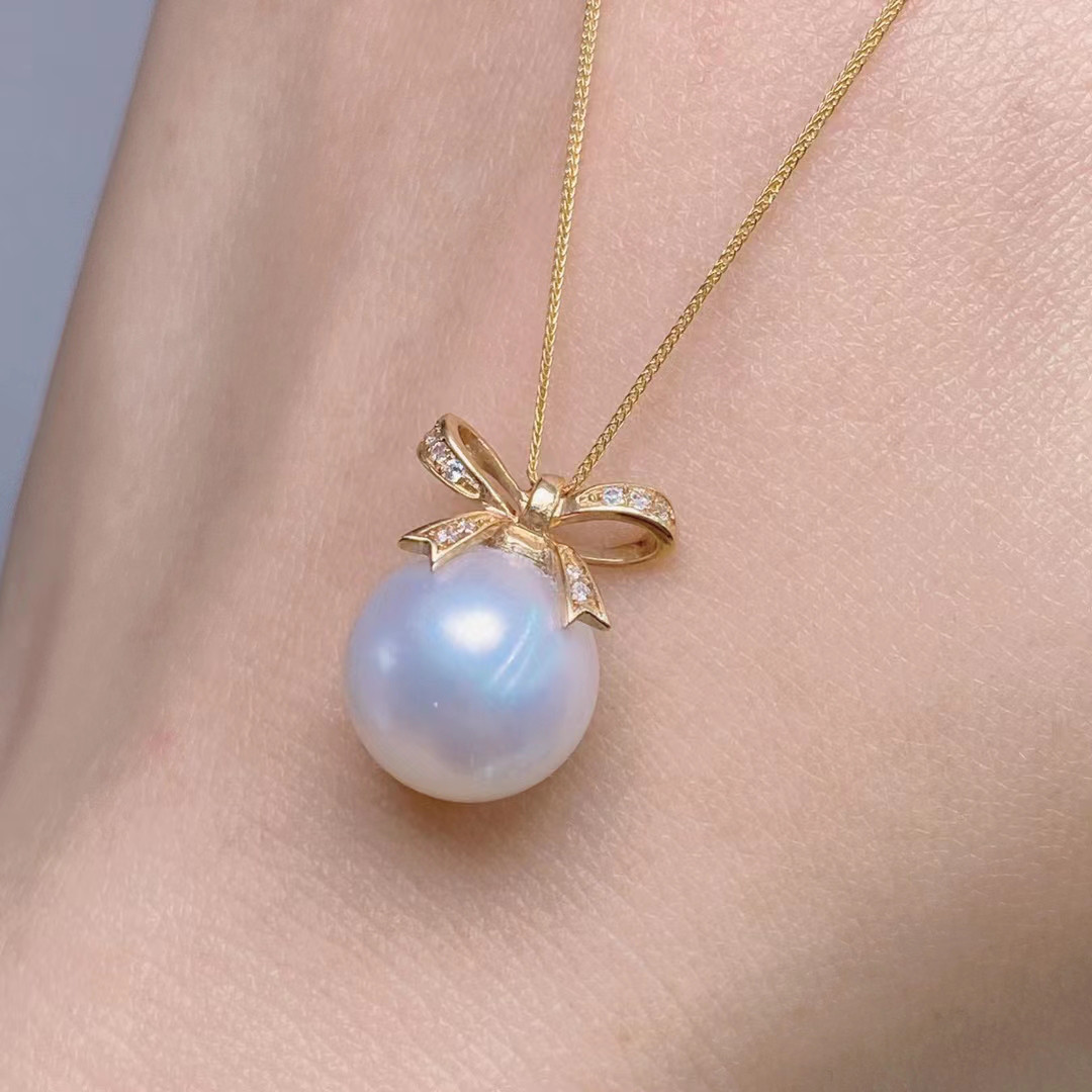 白蝶真珠18Kデザインペンダントトップ 南洋白蝶真珠 パールペンダント