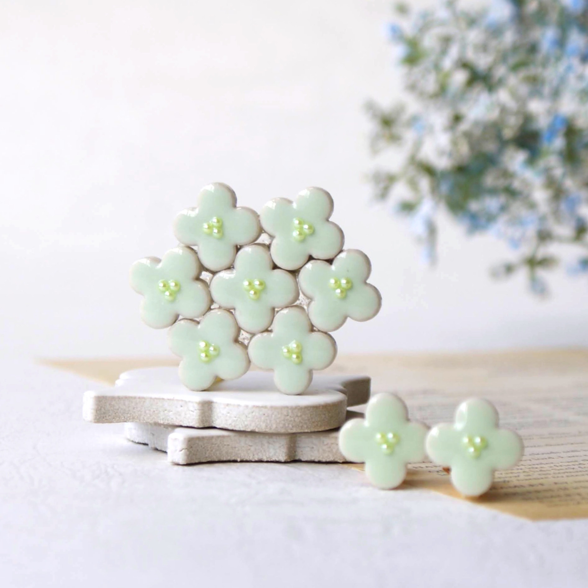 美濃焼紫陽花ブローチと耳飾り ミントグリーン　帯留め