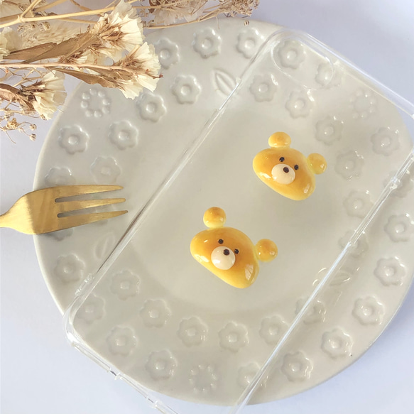 くま の クリームパン の スマホケース【iPhone 全機種対応】クマ 熊 フェイクフード ミニチュアフード 2枚目の画像