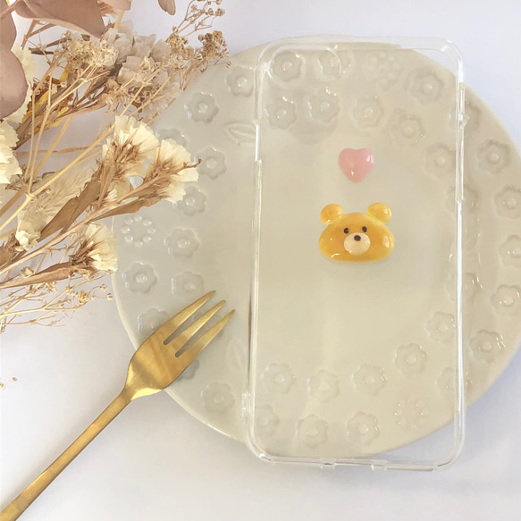 くま クリームパン と ハート の スマホケース【iPhone全機種対応】クマ フェイクフード ミニチュアフード ピンク 1枚目の画像