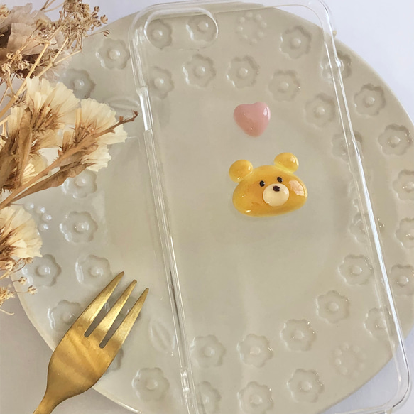くま クリームパン と ハート の スマホケース【iPhone全機種対応】クマ フェイクフード ミニチュアフード ピンク 2枚目の画像