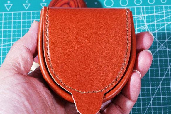新デザイン半円型（馬蹄型）小銭入れコインケース手縫い　本革ハンドメイド赤茶 1枚目の画像
