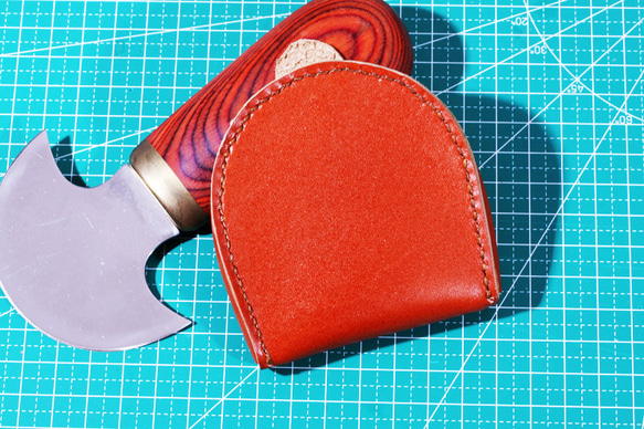 新デザイン半円型（馬蹄型）小銭入れコインケース手縫い　本革ハンドメイド赤茶 3枚目の画像