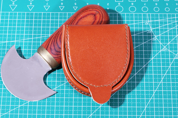 新デザイン半円型（馬蹄型）小銭入れコインケース手縫い　本革ハンドメイド赤茶 2枚目の画像