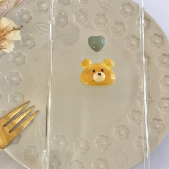 くま クリームパン と ハート の スマホケース【iPhone全機種対応】クマ フェイクフード ミニチュアフード カーキ 7枚目の画像