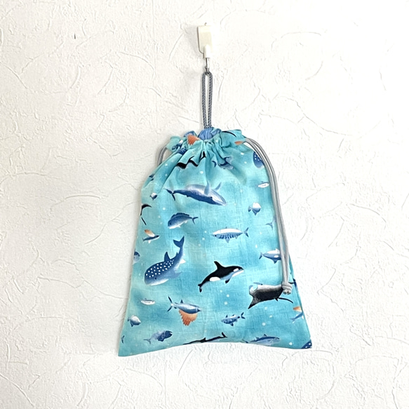 人気の海の生き物巾着袋　25×20 ループ、撥水加工裏付き　　ミントブルー 3枚目の画像