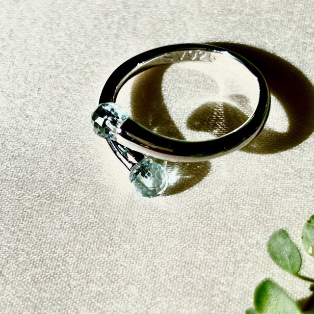 指先に雫きらめくオープンリング スカイブルートパーズ 【送料無料】 初夏 夏リング