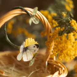 モンシロチョウ が ひとやすみ中 タンポポ と クローバー の 布花 イヤーフック 　片耳（右耳用）　 7枚目の画像
