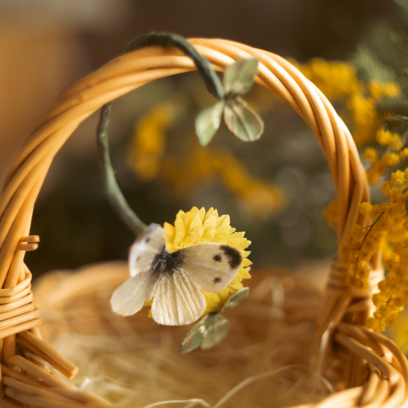 モンシロチョウ が ひとやすみ中 タンポポ と クローバー の 布花 イヤーフック 　片耳（右耳用）　 10枚目の画像