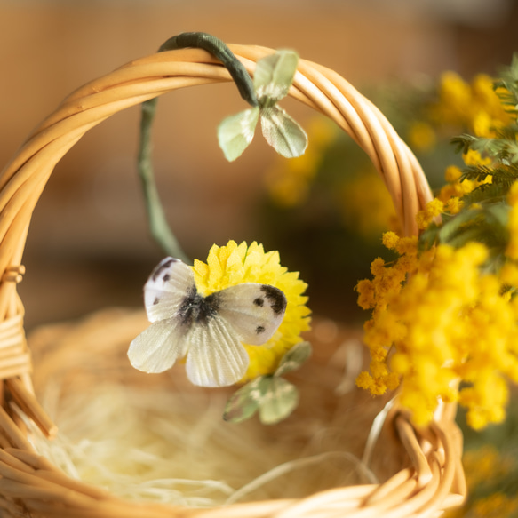 モンシロチョウ が ひとやすみ中 タンポポ と クローバー の 布花 イヤーフック 　片耳（右耳用）　 1枚目の画像