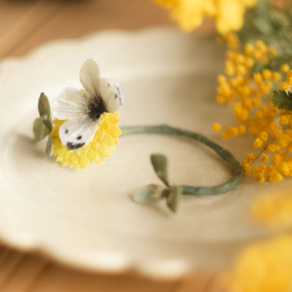 モンシロチョウ が ひとやすみ中 タンポポ と クローバー の 布花 イヤーフック 　片耳（右耳用）　 8枚目の画像