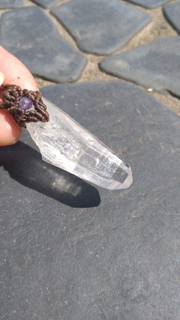 【ガネッシュヒマール産】ヒマラヤ水晶の天然石マクラメペンダント[PEN-955] 2枚目の画像