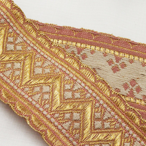 フランスアンティーク　赤い糸で教会と燕と女性が刺繍された布！リボンが可愛い！ フランスアンティーク 赤い糸で教会と燕と女性が刺繍された布