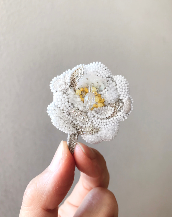 オートクチュールビーズ刺繍ブローチ バラの花(アイスバーグ