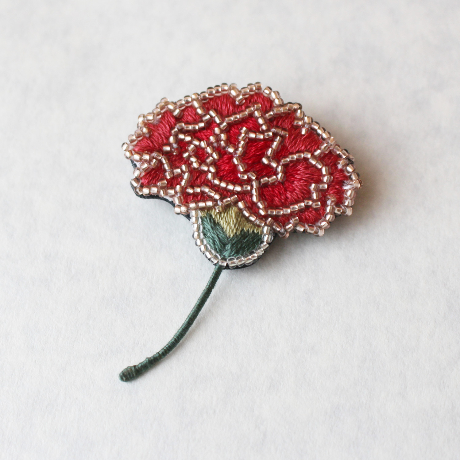 専用商品　　刺繍ブローチ カーネーション-赤/刺繍ブローチ ブローチ jiuto 通販 15758861