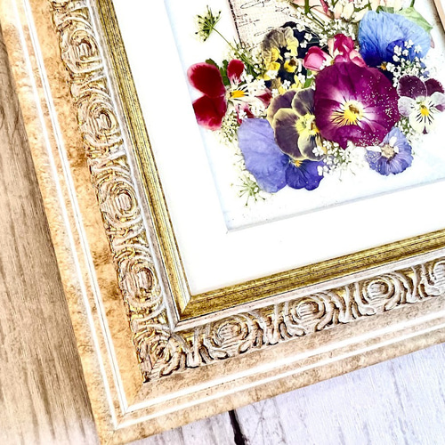 ヴィクトリア調のレッドマーブルレトロフレームでお部屋がシックに