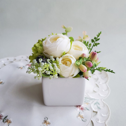 今月限定【アーティシャルフラワー】ホワイトラナンキュラスとデイジー