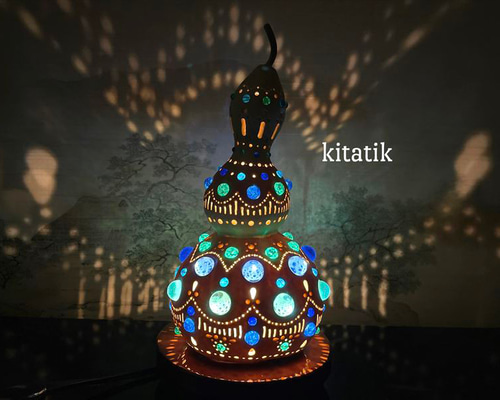 天然のひょうたんランプにLEDの台付きます 天然のひょうたんランプとLEDライト台付き