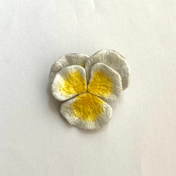 摘みたて花のブローチ・フリル咲きビオラ(パステルカラー) 3枚目の画像