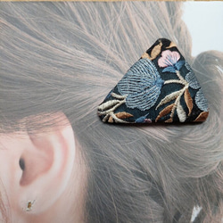 インド刺繍 リボン 三角 ヘアクリップ ヘアアクセサリー クリップ ブルー パッチンピン ヘアピン バレッタ 5枚目の画像