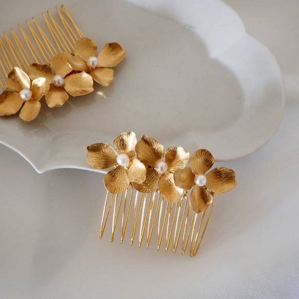 ゴールド真鍮製フラワーコーム1個◯金箔/ヘアアクセサリーヘッドドレスブライダルウェディングお呼ばれ成人式着物髪飾り 1枚目の画像