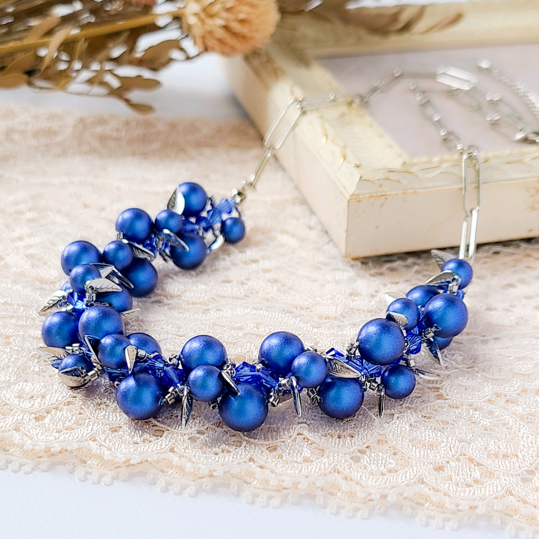 大粒☆涼しげな紫陽花のクリスタルパールビブネックレス 48cm【サファイアブルー】梅雨のお出かけ用に◎