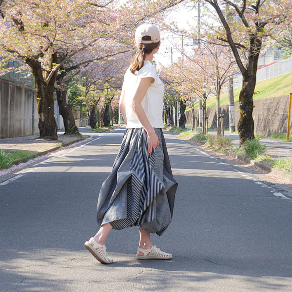 [自由排列的裙子] 隨心所欲的美麗輪廓 *圓形裙子 *多條紋 *黑色 第5張的照片