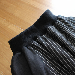 [自由排列的裙子] 隨心所欲的美麗輪廓 *圓形裙子 *多條紋 *黑色 第16張的照片