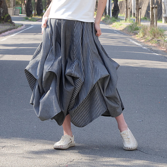 [自由排列的裙子] 隨心所欲的美麗輪廓 *圓形裙子 *多條紋 *黑色 第3張的照片