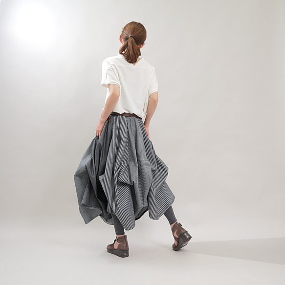 [自由排列的裙子] 隨心所欲的美麗輪廓 *圓形裙子 *多條紋 *黑色 第13張的照片