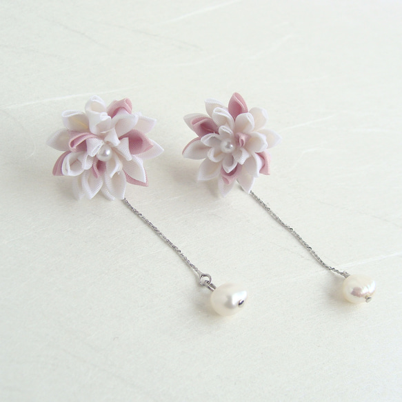 小さなダリアの花と淡水パールのイヤリング/ピアス　つまみ細工　pink フォーマル　セットのコサージュあります 1枚目の画像