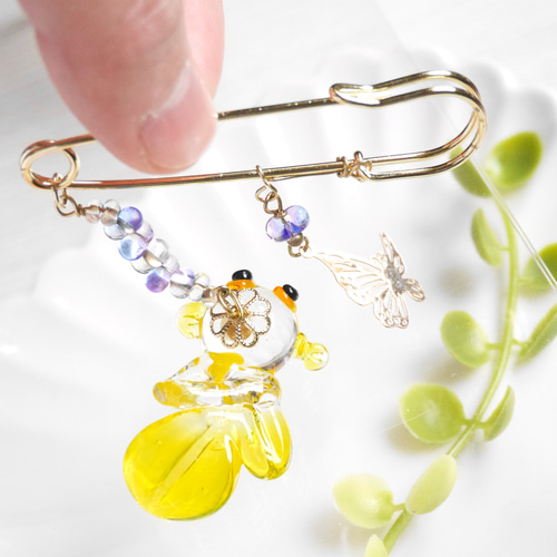 ガラスの金魚〈あめきんぎょ〉ブローチピン＊菜の花色と蝶 [ガラス細工