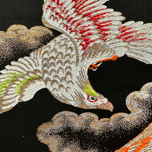 帯のタペストリー 漆黒に舞い飛ぶ二羽の鷹 着物リメイク インテリア 