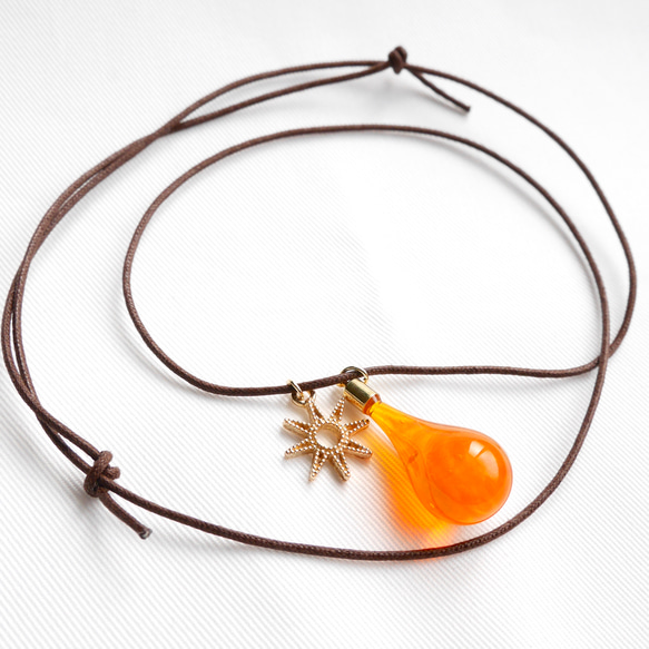 [ガラス細工]オレンジのしずくと太陽のネックレス☀️ワックスコード　幅広い長さ調節可能♪ バーナーワーク　雫　とんぼ玉 5枚目の画像