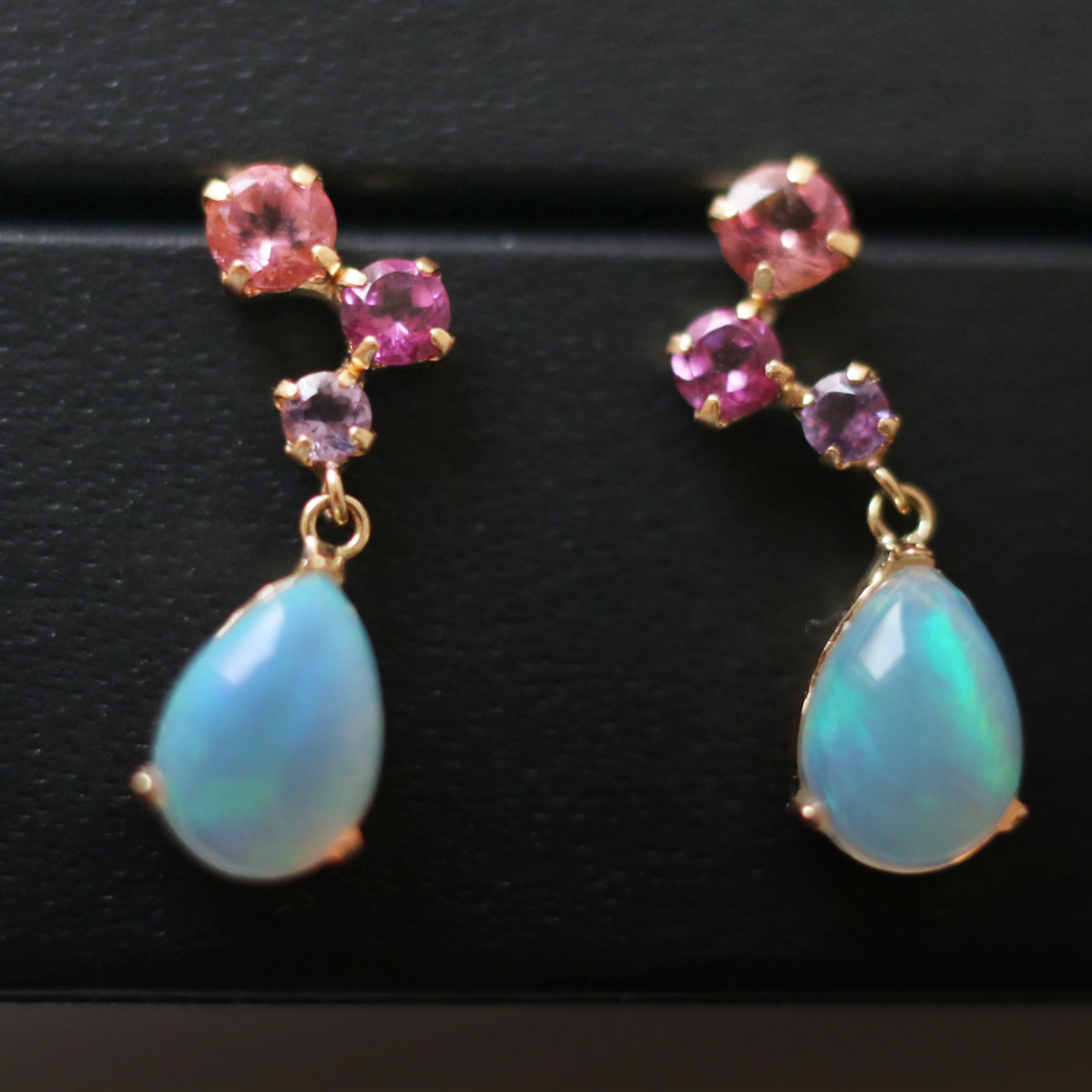 （一点もの・K18YG）ペアシェイプオパール×3連星のスタッドピアス