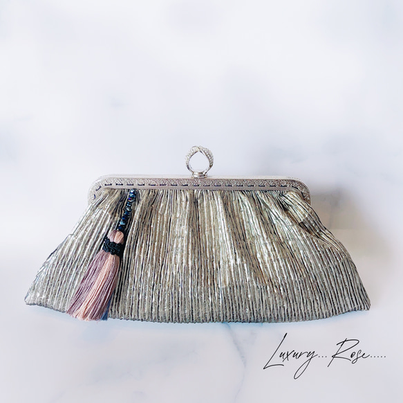 フランス製メタルブラックシルバー変わり織りの光沢が気品漂う特大タッセル　 がま口バッグ　クラッチ　ミニバッグ　フォーマル 2枚目の画像