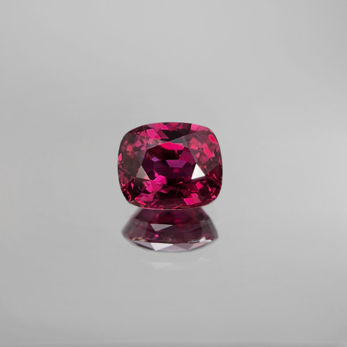 ルビーみたいな色の石！114ｇ 鑑別書付き 非加熱 ルビー 1.648ct ルース クッション ヴィンテージ
