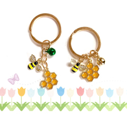 蜂とハニカムのキーリング　色の選べる鈴つき　２タイプ　（ミツバチ　蜜蜂　蜂の巣　カラフル　ビジュー） 1枚目の画像